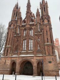 Saint-Anne, une église gothique à Vilnius entièrement construite en briques.