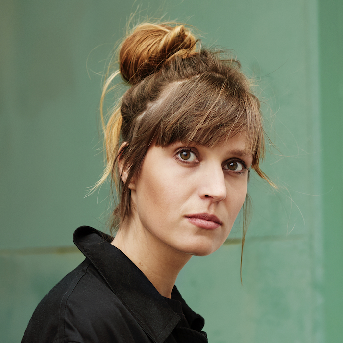 Charlotte Gneuss est l'autrice du roman Les jeux heureux de l'enfance traduit de l'allemand par Rose Labourie