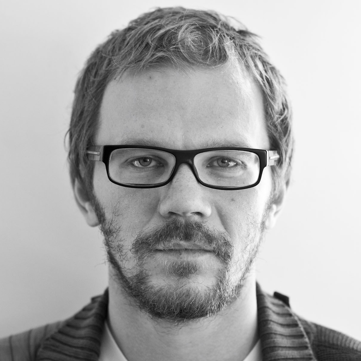 Jānis Joņevs est un auteur letton devenu culte depuis la parution de son roman Metal