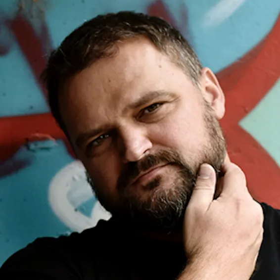 Kristian Novak est un écrivain croate renommé, linguiste et professeur à l’université de Zagreb.