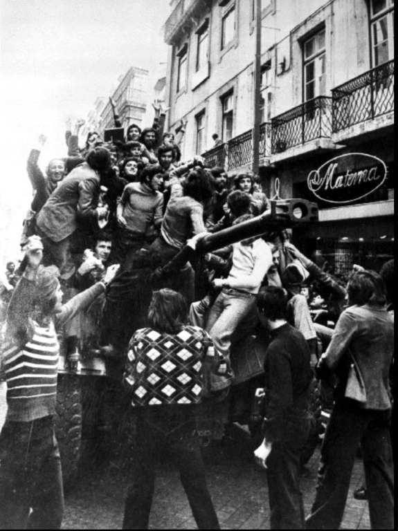 La révolution des oeuillets au Portugal La révolution des oeuillets au Portugal copyright : Centro de Documentação 25 de Abril