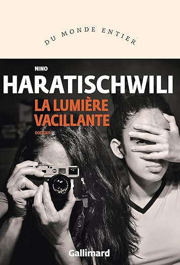 La Lumière vacillante est un roman de l'autrice germano-géorgienne Nino Haratischwili