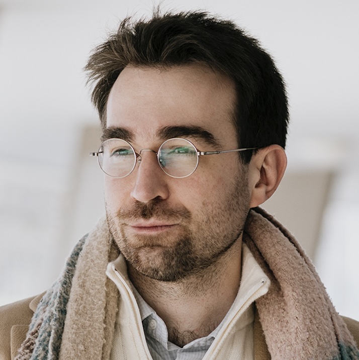 Momtchil Milanov est un primo-romancier bulgare et auteur du roman Le Ministère des Rêves
