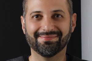 Nicolas Élias, né en 1986 à Amiens, est anthropologue. Il enseigne à l’Institut national des langues et civilisations orientales (Inalco) à Paris, où il occupe également le poste de directeur adjoint du département Eurasie et celui de codirecteur scientifique des Presses de l’Inalco. Portrait du poète en salaud est son premier roman.