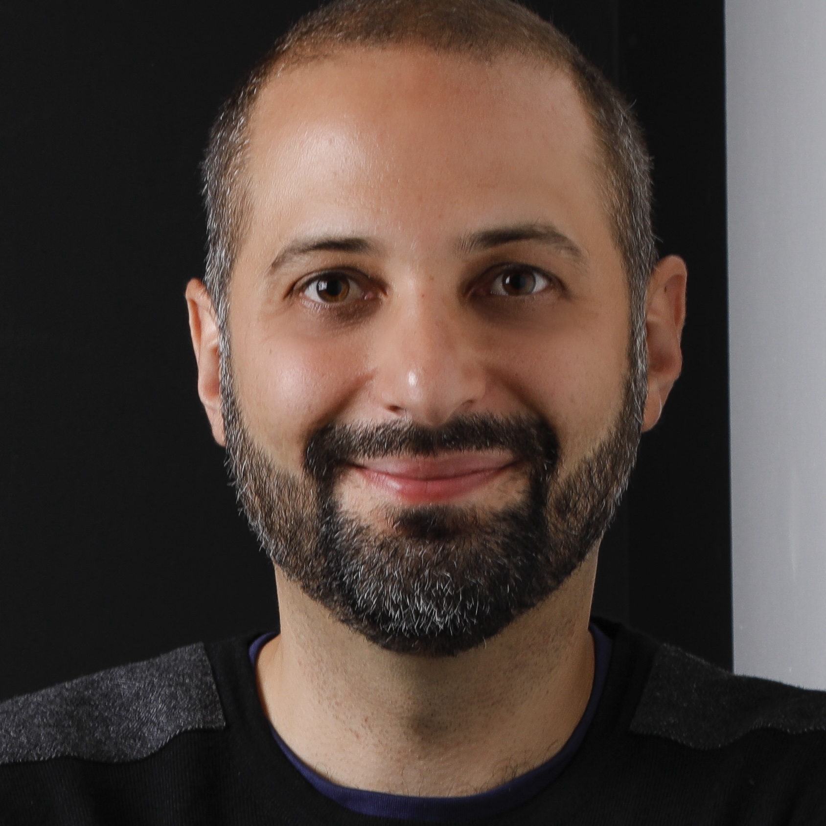 Nicolas Élias, né en 1986 à Amiens, est anthropologue. Il enseigne à l’Institut national des langues et civilisations orientales (Inalco) à Paris, où il occupe également le poste de directeur adjoint du département Eurasie et celui de codirecteur scientifique des Presses de l’Inalco. Portrait du poète en salaud est son premier roman.