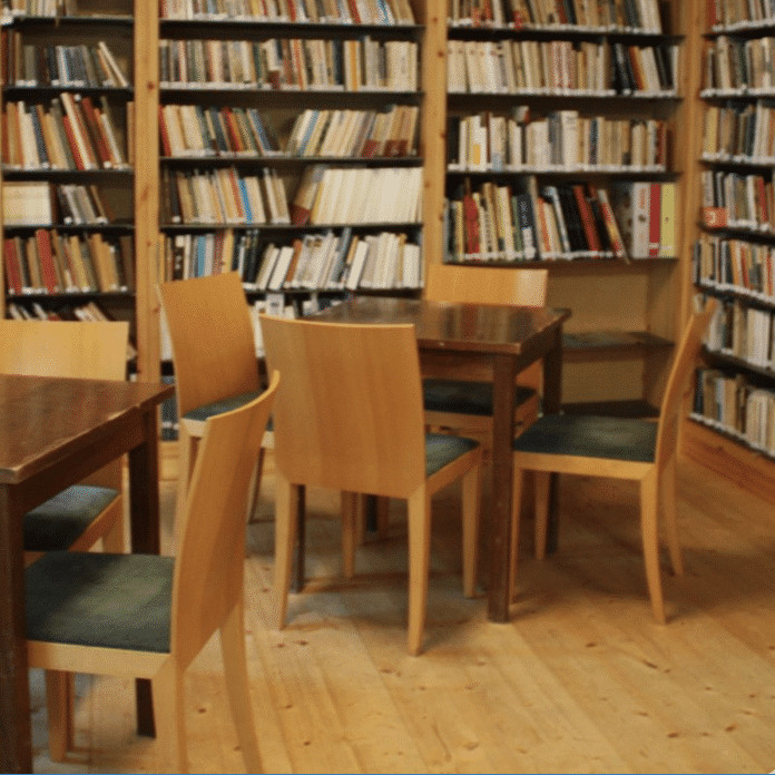 Bibliotheque du centre Tcheque|Salle de lecture a la bibliotheque du centre tcheque|Entree de la bibliotheque du centre tcheque a paris|Des livres de la collection blanche de Gallimard a la bibliotheque du centre tcheque a paris|Des livres a la bibliotheque du centre tcheque a paris|Une etagere de livres a la bibliotheque du centre tcheque a paris